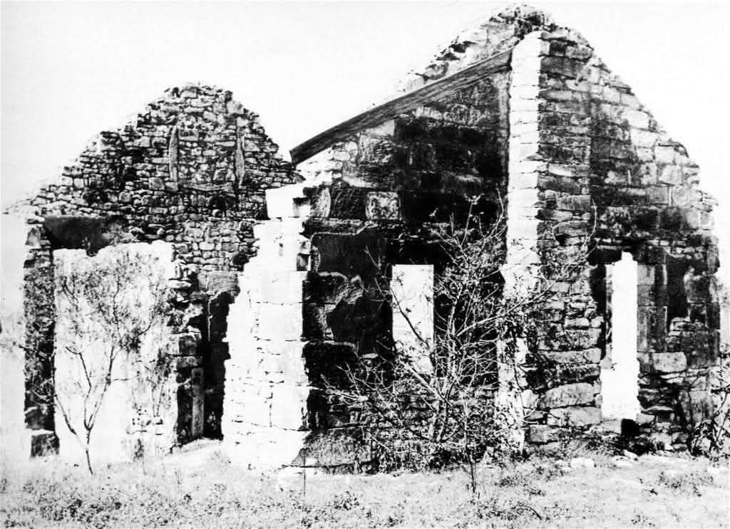 Ruinas de la casa Delord, la última casa de la colonia que seguía en pie: dos muros de piedra con vanos de puertas y ventanas vacíos.
