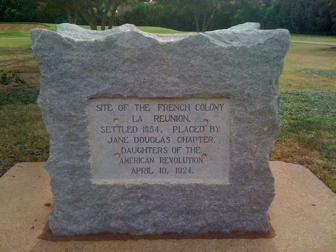 Marcador histórico de granito de la colonia, colocado en 1924.